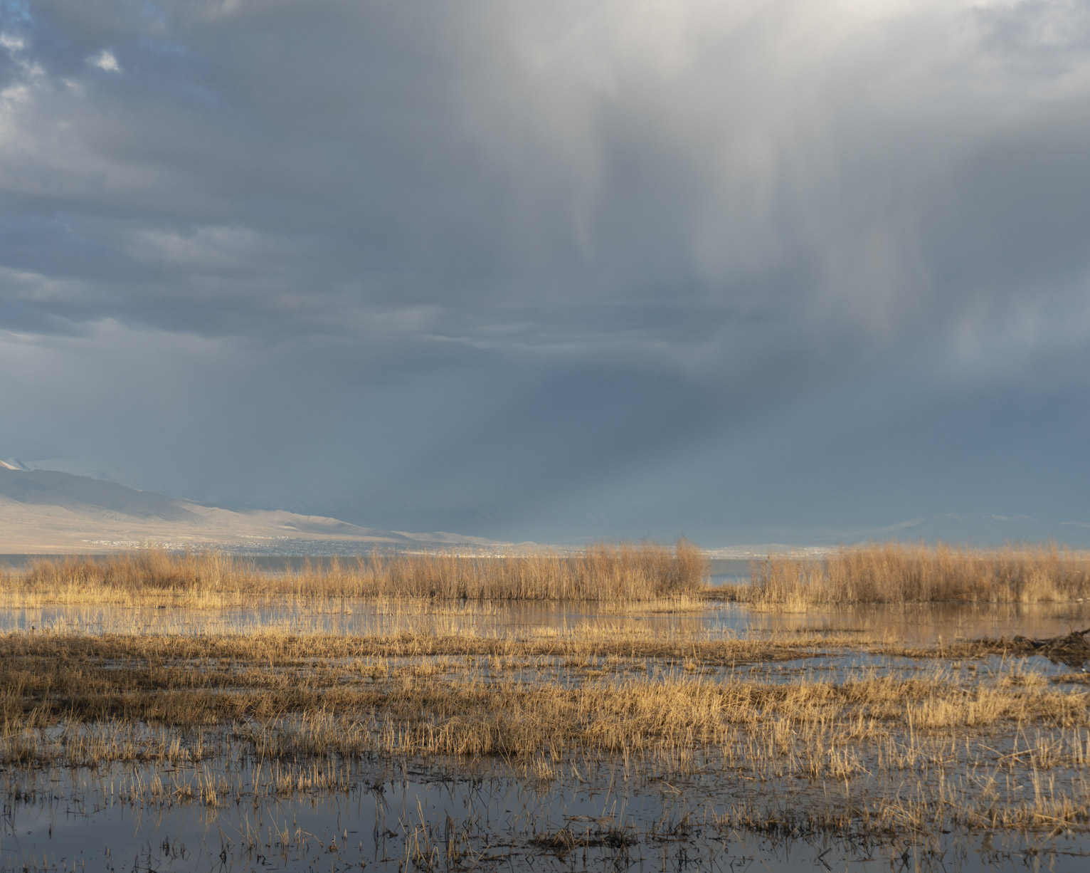 Some morning rain and clouds at the lake